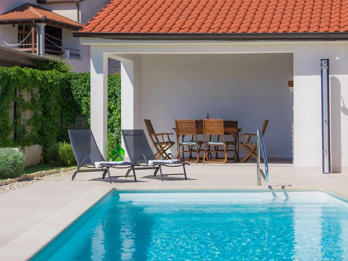 Holiday Home Florens - ROJ469 Sveti Petar u Sumi